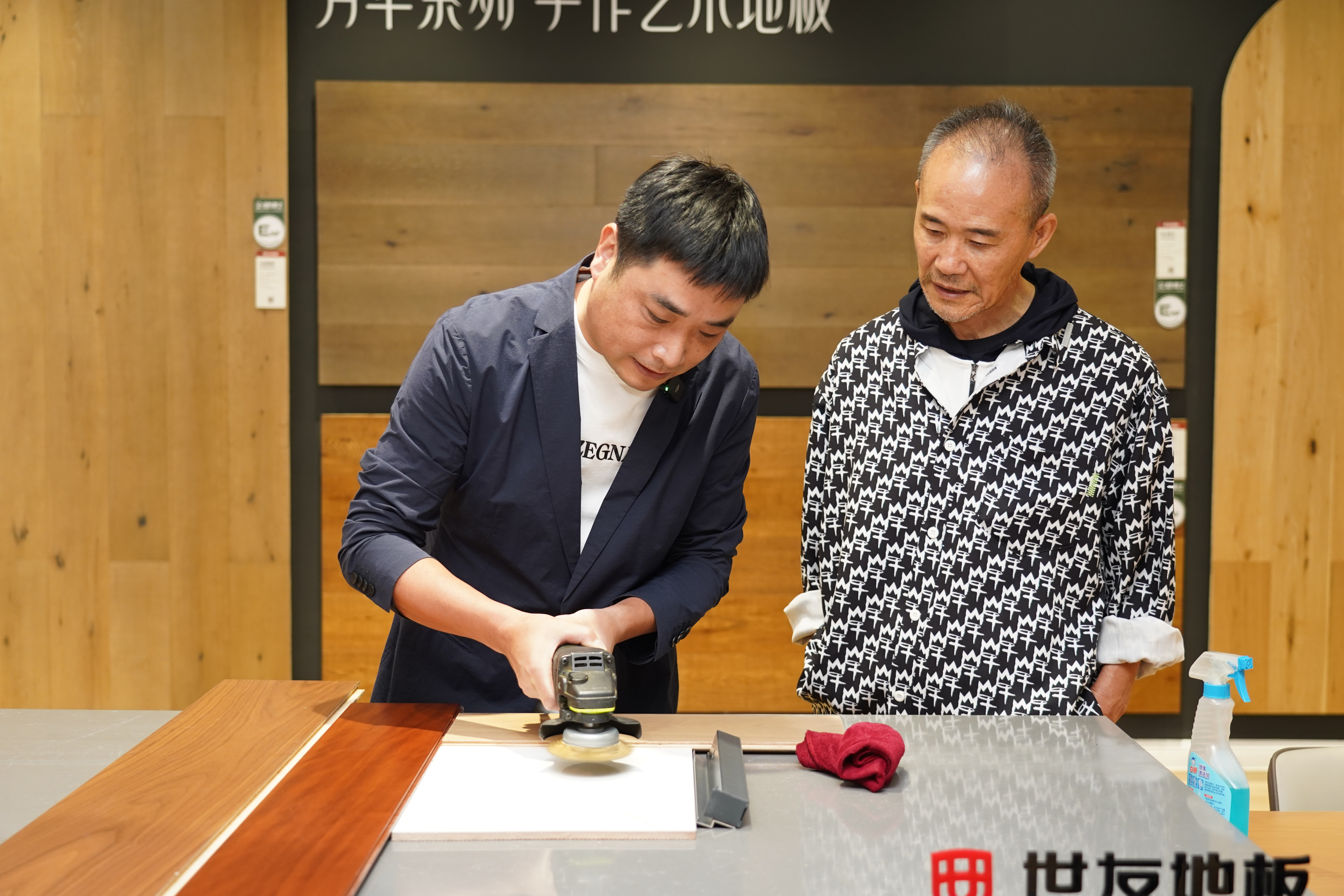 共建綠色生態(tài) 共鑒超級(jí)品質(zhì)，綠色品質(zhì)大使王石高度評(píng)價(jià)世友客臥通鋪地板